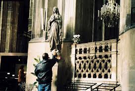 EST-IL LÉGITIME DE PRIER DEVANT DES STATUES ALORS QUE LA BIBLE SEMBLE L’INTERDIRE ?